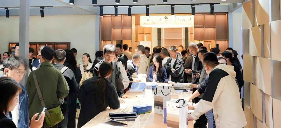 閃耀啟幕！新港仿生精板×中國(guó)建博會(huì)（上海）首日盛況！